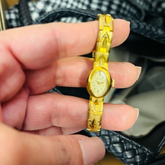 BENRUS Stunning Great Condition Vintage Yellow Gold wristwatch. main image 6